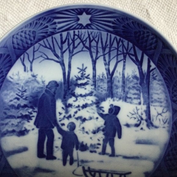 Royal Copenhagen Plate - 1979 Choosing The Christmas Tree - Denmark - Picture 2 of 7